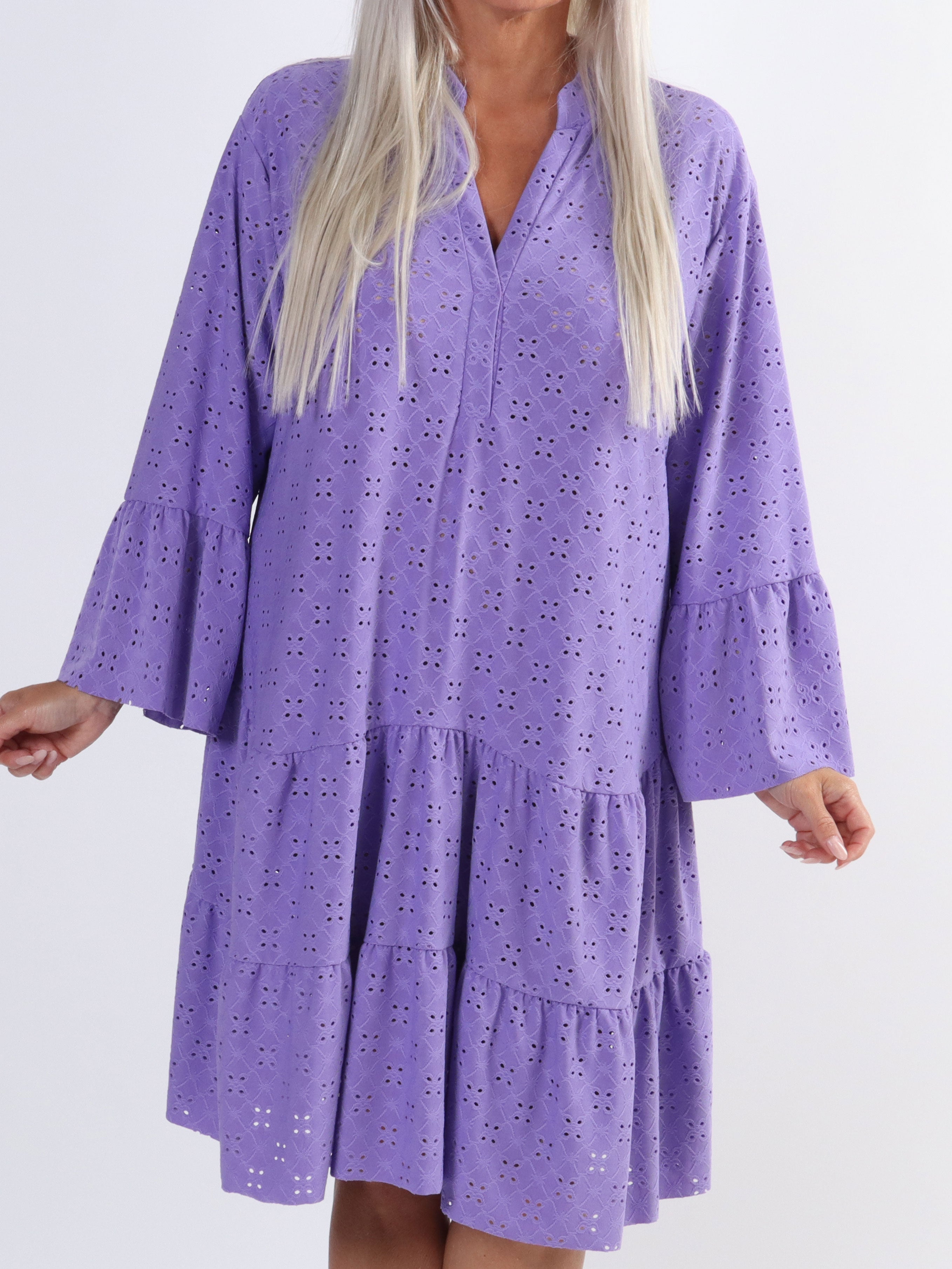 Indiana - Sød elastisk plus size kjole i broderi anglaise